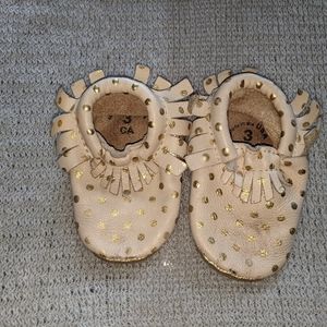 *USED* Freshly Picked Cream & Gold moccs size 3